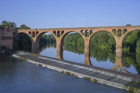 View from the Pont Vieux to the Pont du 22 Aout spanning the river Tarn, Albi, D&eacute;partement Tarn, France