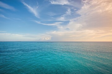 Obraz premium Morning coastal panorama with tropical vibes