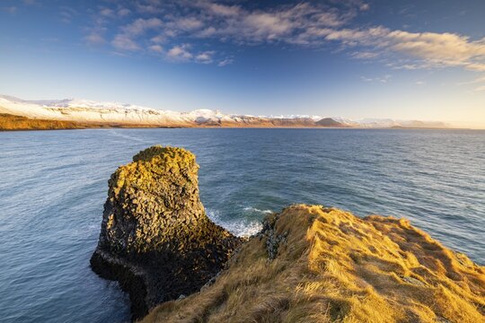Coast near Arnarstapi, Sn&auml;fellsnes Peninsula, Sn&aelig;fellsnes, West Iceland, Iceland