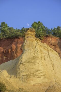 Moon and ochre rock Colorado de Rustrel, Rustrel, D&eacute;partement Vaucluse, France