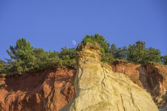 Moon and ochre rock Colorado de Rustrel, Rustrel, D&eacute;partement Vaucluse, France