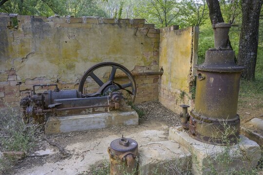 Rusted machine parts, ochre rock Colorado de Rustrel, Rustrel, D&eacute;partement Vaucluse, France