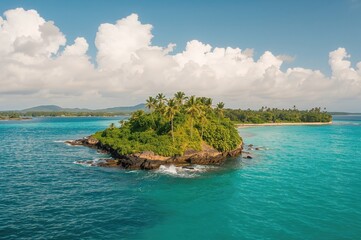 Obraz premium Turquoise waters surrounding an island under a cloudy sky