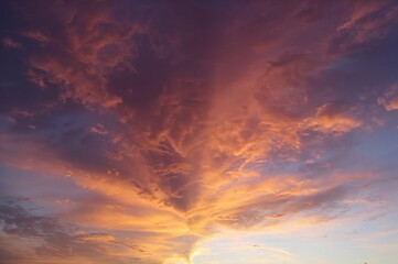 Fototapeta premium Breathtaking twilight scene featuring vibrant orange, blue, and purple clouds.