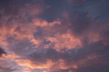 Obraz premium Tranquil Evening Horizon with Gentle Tints and Wispy Clouds