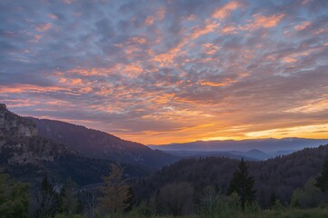 Fototapeta premium Mountains at Dawn with Radiant Sky