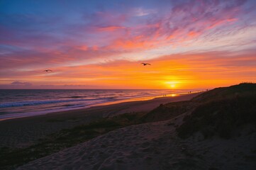 Obraz premium Breathtaking evening view of the shoreline during sunset.