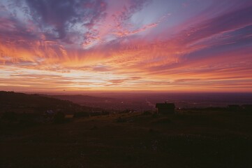 Obraz premium Evening glow over a hillside with scenic views and charming homes