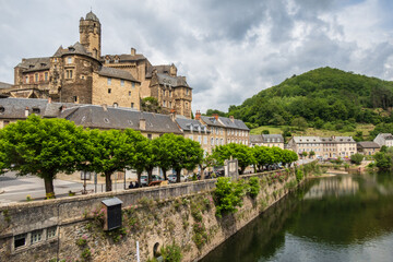 Obraz premium Estaing village and his medieval castle over Lot river in Aveyron, France