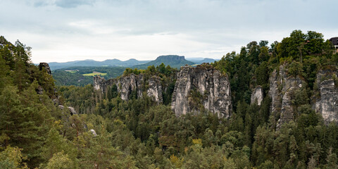 Blick von der Pavillionaussicht zu den Wehltürmen und der Felsenburg Neurathen in der Sächsischen Schweiz