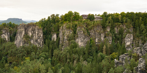 Blick von der Pavillionaussicht auf die Wehltürme und die Bastei mit Hotel