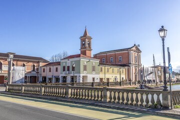 cesenatico, italien - brücke am hafen mit san ciacomo im hintergrund