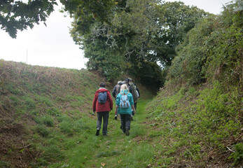 Obraz premium Groupe de randonneurs sur un sentier en Bretagne - France