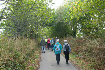 Groupe de randonneurs sur un sentier en Bretagne - France