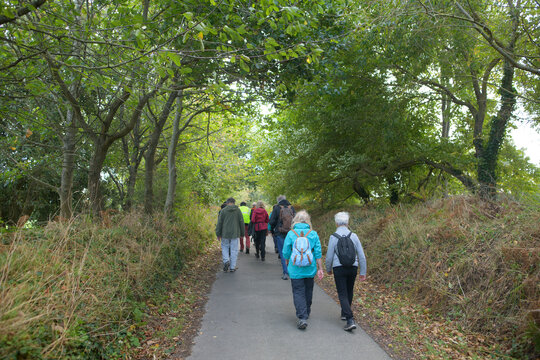 Groupe de randonneurs sur un sentier en Bretagne - France