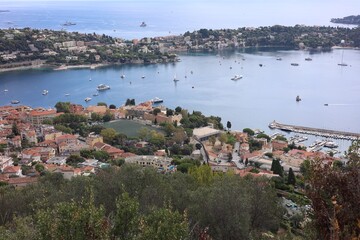 Obraz premium Picturesque view of city, sea and boats under beautiful sky with clouds