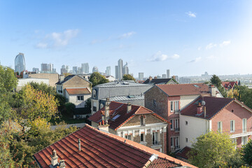 Tours du quartier d'affaires de La Défense à l'horizon vue des toits sur les hauteurs de Suresnes à Paris