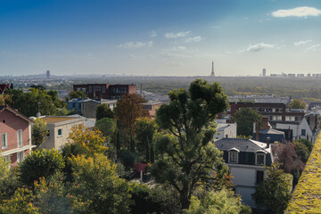 Tour Eiffel à l'horizon vue des toits sur les hauteurs de Suresnes à Paris © Joachim Beauvilain