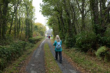 Fototapeta premium Groupe de randonneurs sur un sentier en Bretagne - France