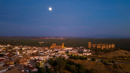vista nocturna del municipio de Baños de la Encina en la provincia de Jaén, Andalucía