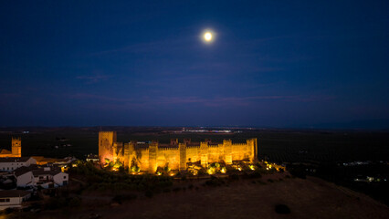 El castillo de Burgalimar en noche de luna llena, Andalucía