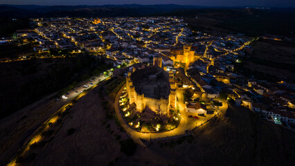 Vista nocturna del municipio de Baños de la Encina y su castillo, Andalucía