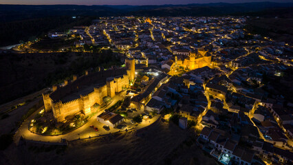 vista nocturna del municipio de Baños de la Encina en la provincia de Jaén, Andalucía