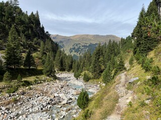 Obraz premium Hiking trails or mountaineering routes in the Alpine valley of Reichenbachtal, Switzerland - Wanderwege oder Bergsteigerrouten im Alpental Reichenbachtal, Schweiz