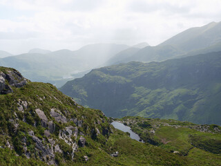 Obraz premium Serene mountain vista, tranquil lake nestled in lush green valley. Breathtaking landscape photography.