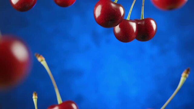 Fallende Kirschen &ndash; Zeitlupenaufnahme f&uuml;r Food