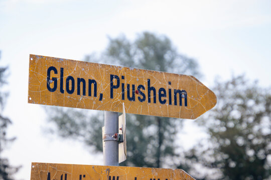 Wegweiser nach Glonn und Piusheim