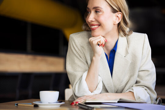 Woman in blazer  OKO OČIJU OPEGLATI