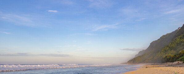 Obraz premium Beautiful beach with a clear blue sky and a gentle ocean wave