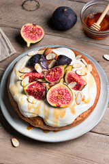 Honey sponge cake with whipped cream, figs and almond