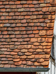 Schäden an einem alten Dach