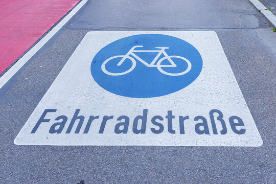 Fahrradstra&szlig;e mit der Abbildung des entsprechenden Verkehrszeichens auf dem Asphalt