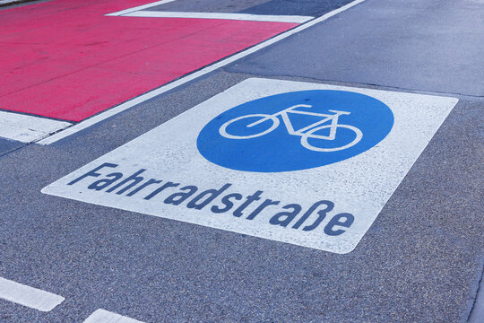 Fahrradstra&szlig;e mit der Abbildung des entsprechenden Verkehrszeichens auf dem Asphalt