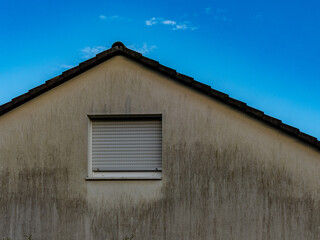 Feuchte und verschmutzte Hauswand