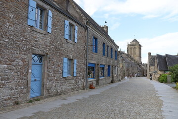 Rue pavée dans le village, village de Locronan, département du Finistère, Bretagne, France