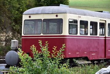 Schmalspur - Museumsbahn auf dem Härtsfeld mit Dampflokomotive, Personenwagen, Triebwagen in herbstlicher Landschaft