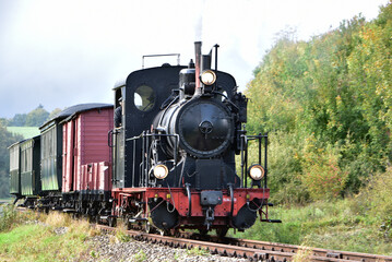 Schmalspur - Museumsbahn auf dem Härtsfeld mit Dampflokomotive, Personenwagen, Triebwagen in herbstlicher Landschaft