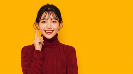 女性が黄色背景で歯を見せ笑う