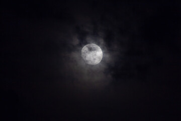 Obraz premium Full moon in the night sky with clouds, 