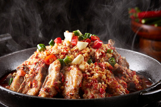 Wok-fried garlic and chili pork ribs, close-up