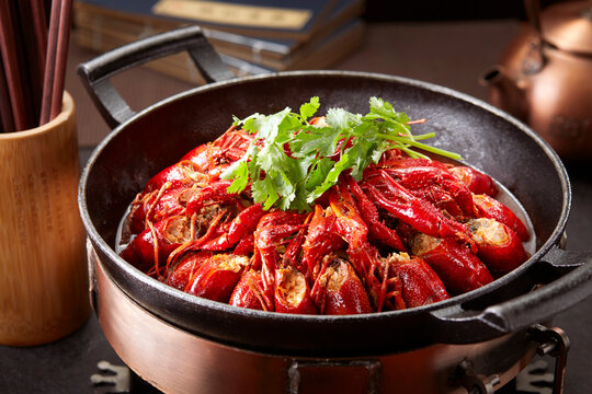 Braised crayfish in a wok