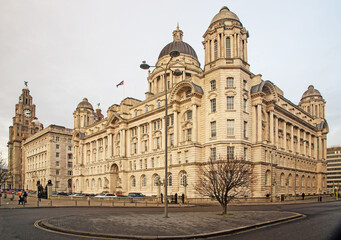 Obraz premium The Port of Liverpool building on Liverpool's waterfront, one of the buildings which make the 'Three Graces' the other two, the Cunard building & the Royal Liver building can be seen in the background