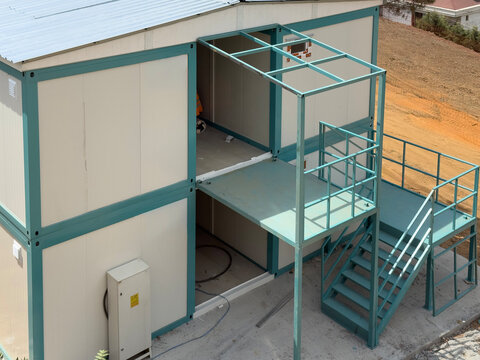 Metal Roof Construction in Modern Prefabricated Buildings