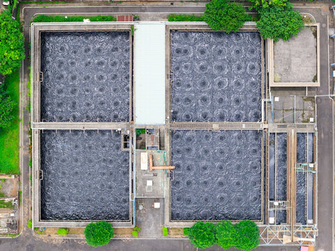 Wastewater treatment plant with aeration swirl tanks