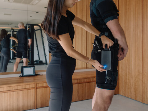 Connecting Battery of EMS Suit on Client