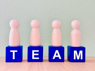 チームで働いて協力する人々
